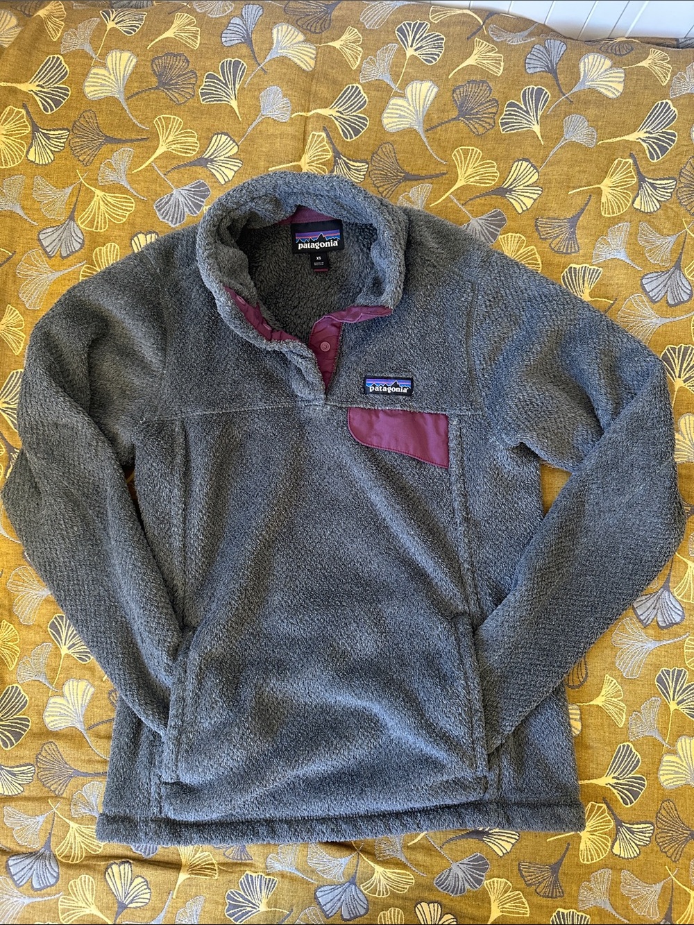 Patagonia Re-tool Charcoal Gray Fleece Pullover with Plum Trim